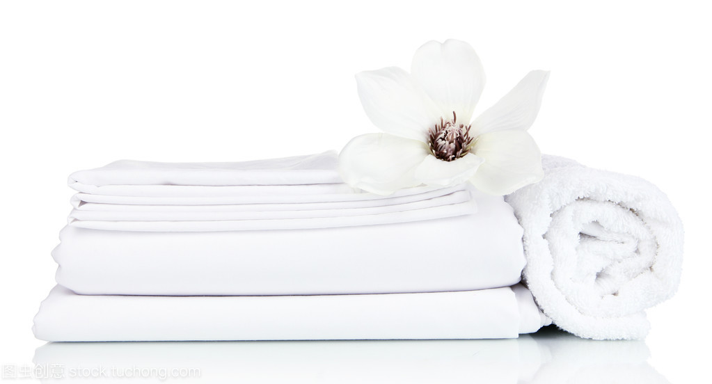 純白守護 堆疊藝術與清潔床品的完美融合